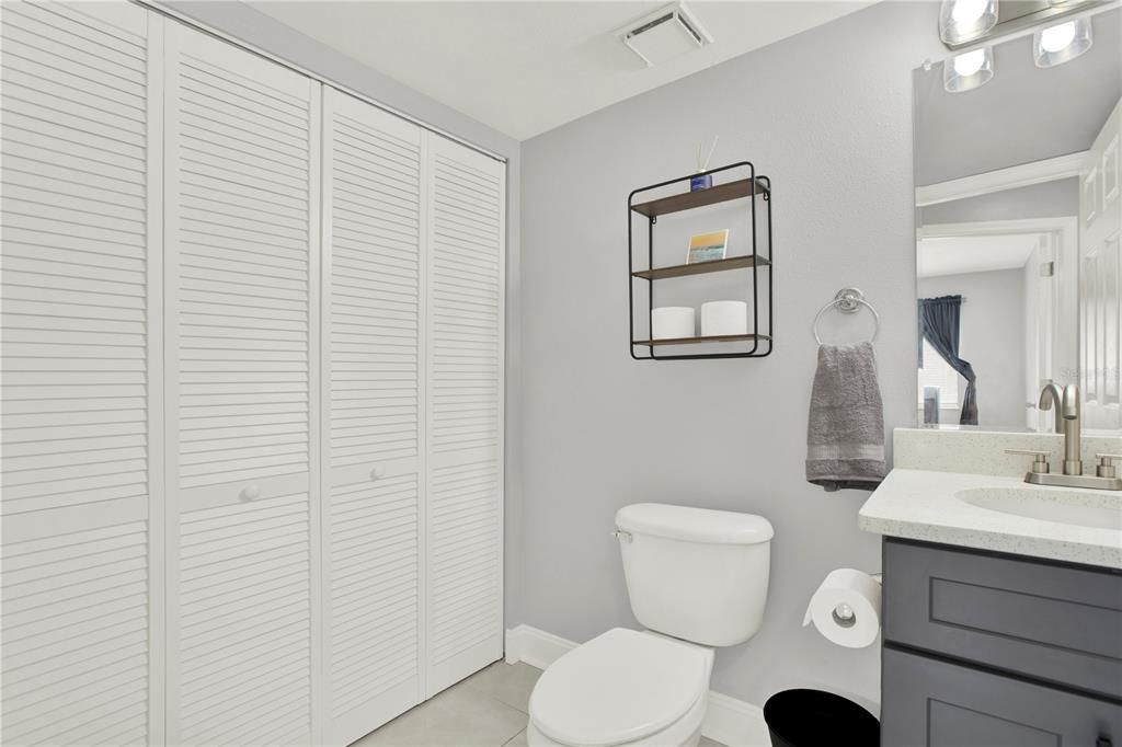 For Sale: $141,900 (2 beds, 1 baths, 864 Square Feet)