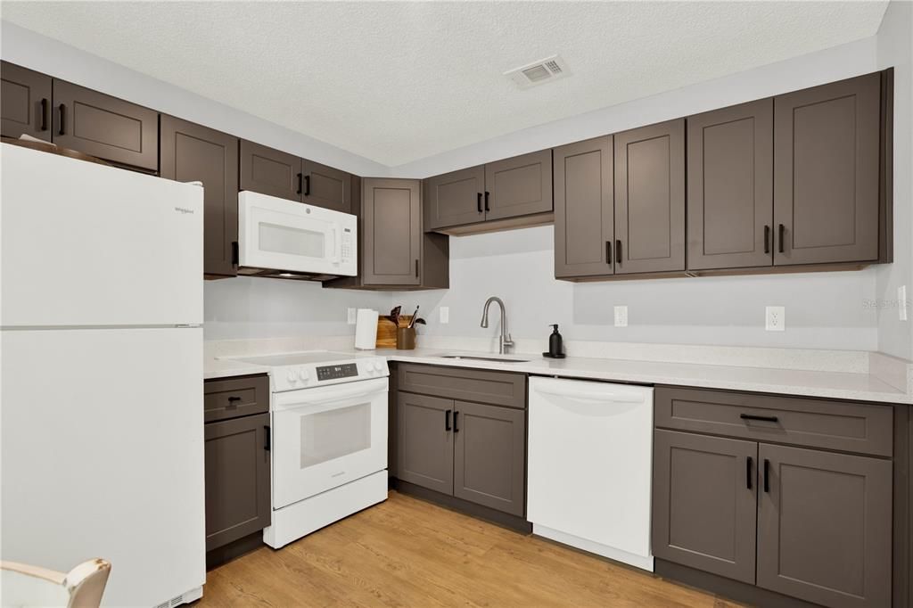 For Sale: $141,900 (2 beds, 1 baths, 864 Square Feet)
