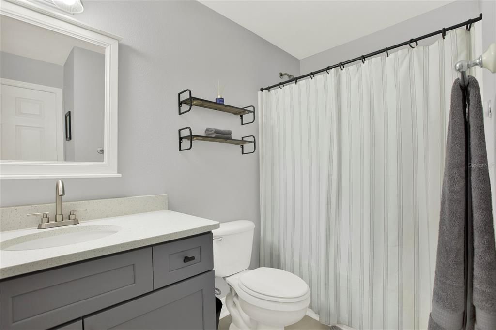 For Sale: $141,900 (2 beds, 1 baths, 864 Square Feet)