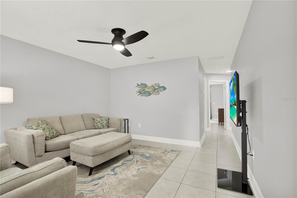 For Sale: $141,900 (2 beds, 1 baths, 864 Square Feet)