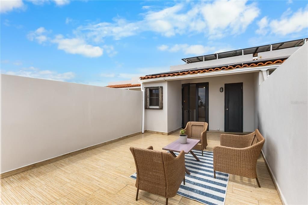 En Venta: $685,000 (3 camas, 3 baños, 1630 Pies cuadrados)