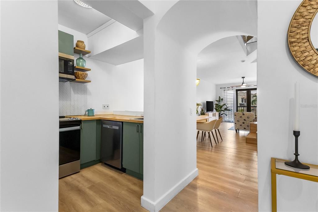 En Venta: $685,000 (3 camas, 3 baños, 1630 Pies cuadrados)