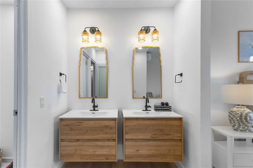 En Venta: $685,000 (3 camas, 3 baños, 1630 Pies cuadrados)