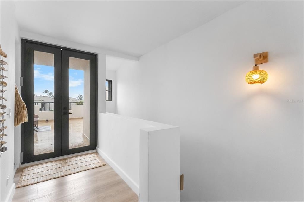 En Venta: $685,000 (3 camas, 3 baños, 1630 Pies cuadrados)