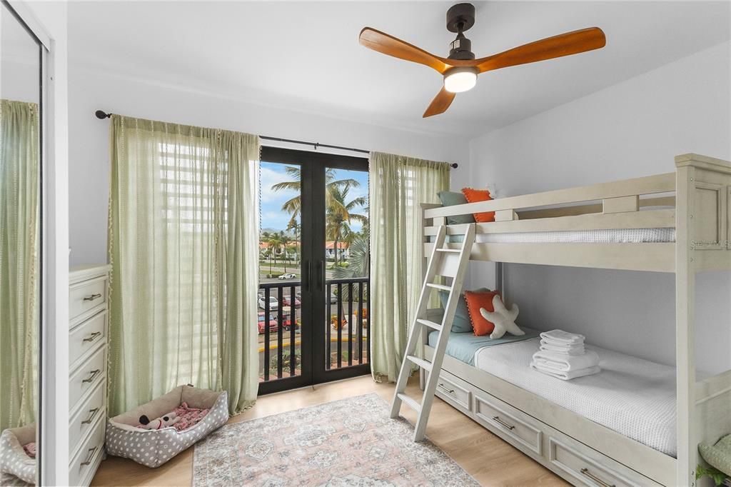 En Venta: $685,000 (3 camas, 3 baños, 1630 Pies cuadrados)