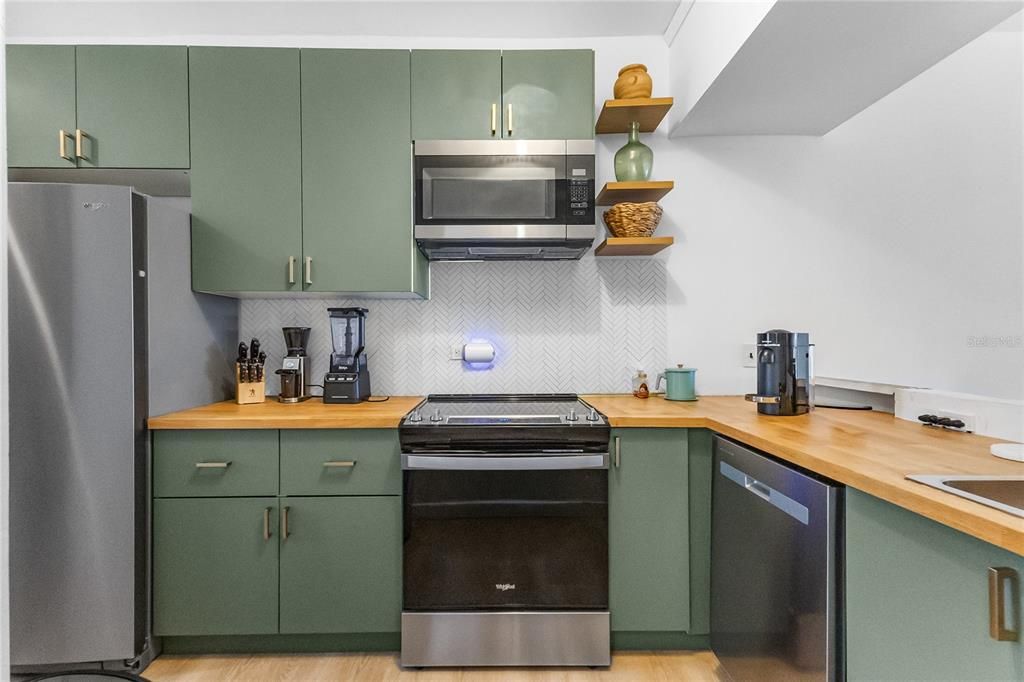 En Venta: $685,000 (3 camas, 3 baños, 1630 Pies cuadrados)