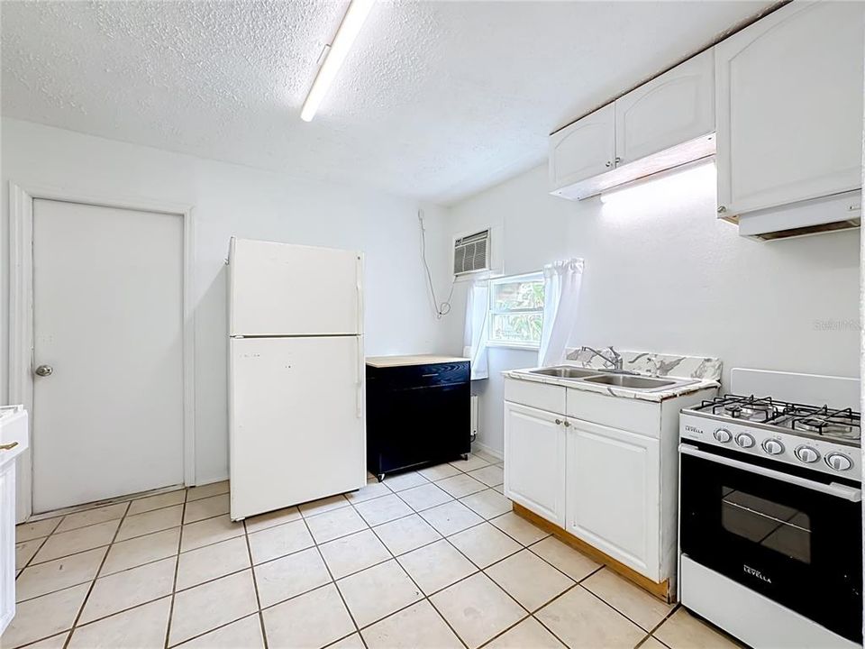 For Sale: $750,000 (7 beds, 0 baths, 3276 Square Feet)