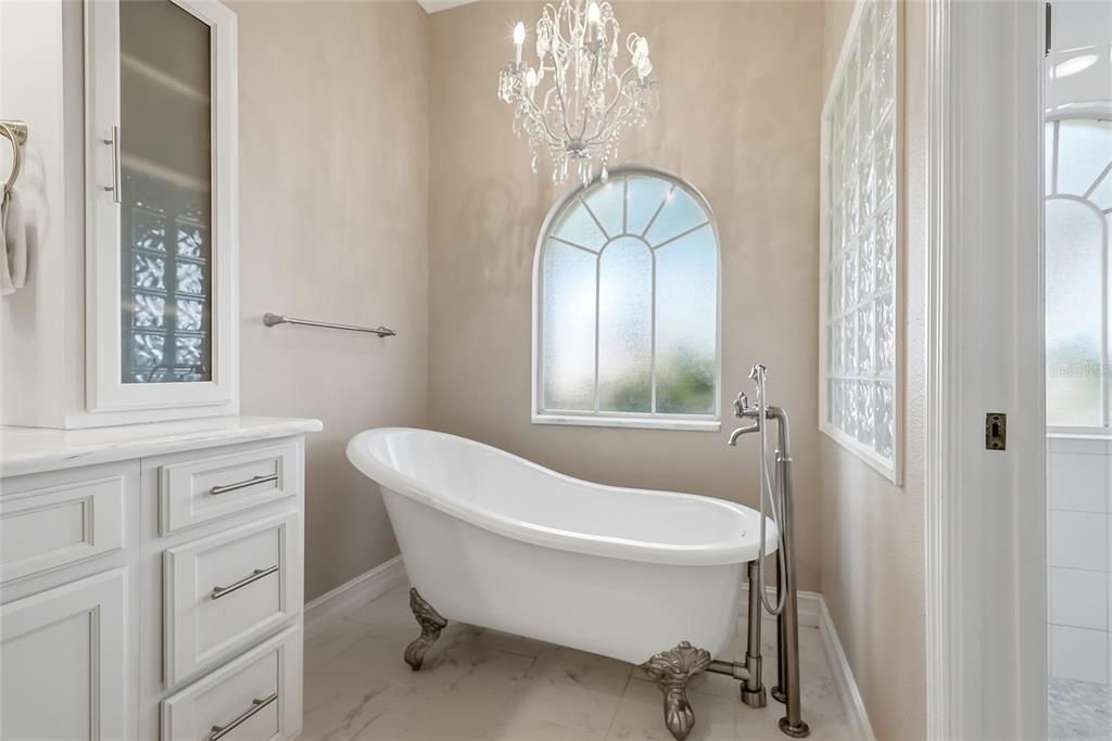 For Sale: $1,095,000 (4 beds, 3 baths, 2474 Square Feet)