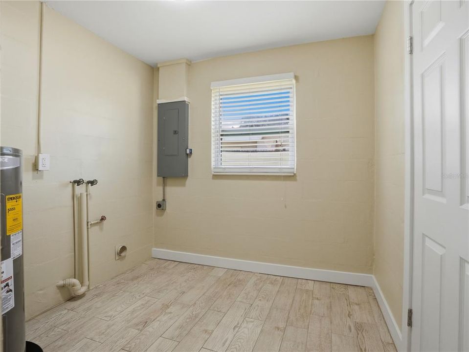 For Sale: $395,000 (2 beds, 1 baths, 1291 Square Feet)