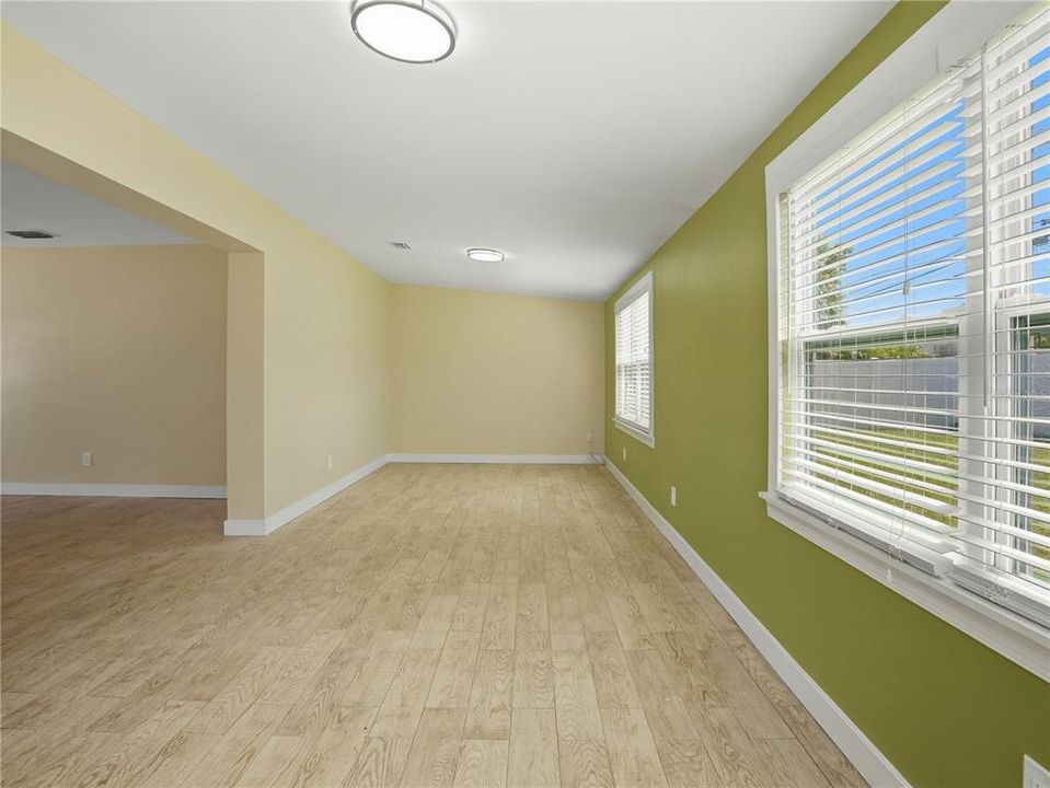 For Sale: $395,000 (2 beds, 1 baths, 1291 Square Feet)