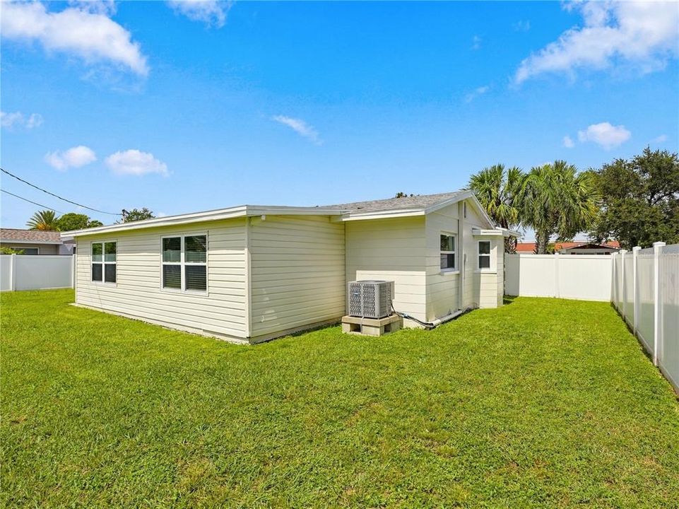For Sale: $395,000 (2 beds, 1 baths, 1291 Square Feet)