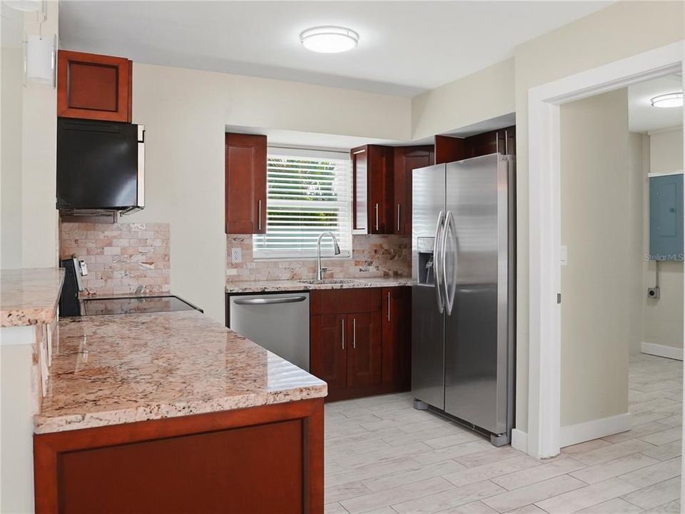 For Sale: $395,000 (2 beds, 1 baths, 1291 Square Feet)