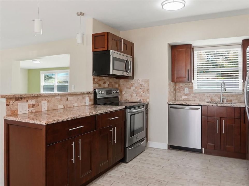 For Sale: $395,000 (2 beds, 1 baths, 1291 Square Feet)