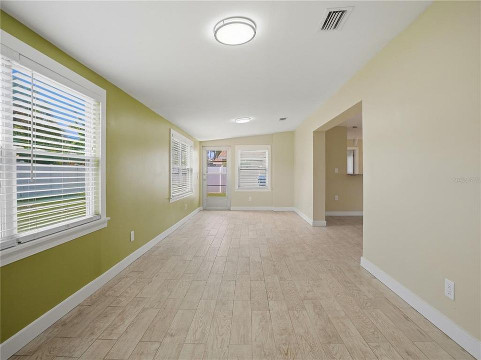 For Sale: $395,000 (2 beds, 1 baths, 1291 Square Feet)