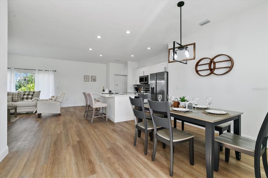 En Venta: $365,000 (4 camas, 2 baños, 1636 Pies cuadrados)