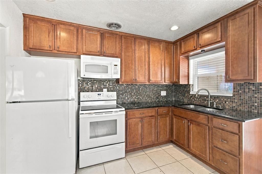 For Sale: $420,000 (2 beds, 2 baths, 1014 Square Feet)