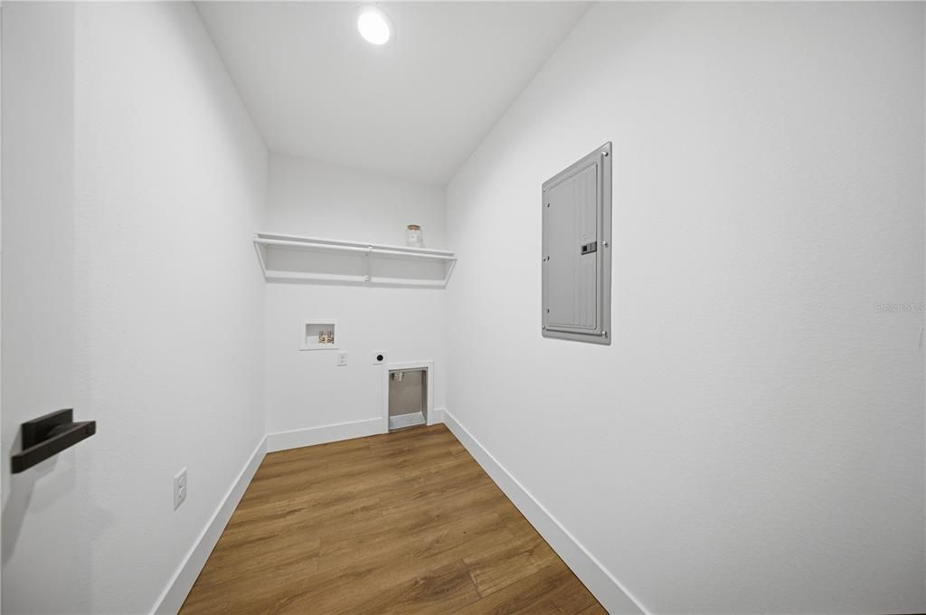 For Sale: $305,000 (3 beds, 2 baths, 1606 Square Feet)