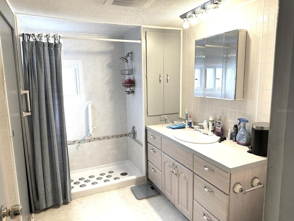 For Sale: $89,900 (1 beds, 1 baths, 740 Square Feet)