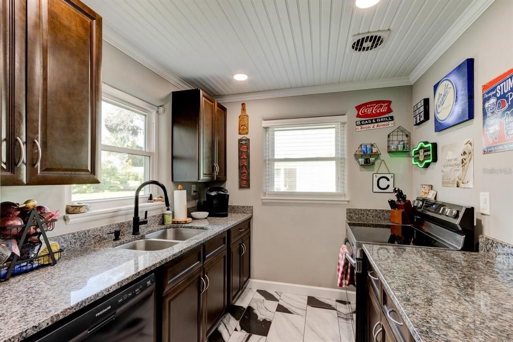 For Rent: $2,100 (2 beds, 1 baths, 1204 Square Feet)