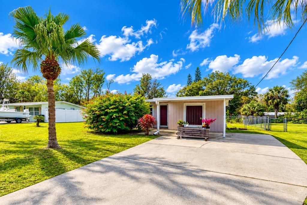 For Rent: $2,100 (2 beds, 1 baths, 1204 Square Feet)