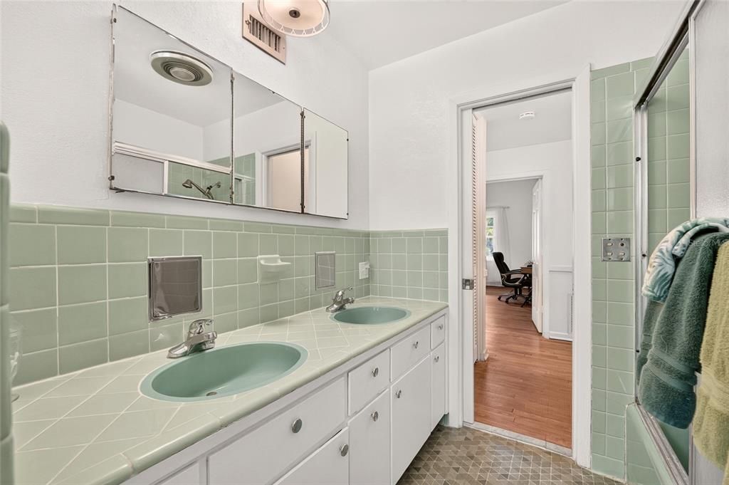 En Venta: $779,500 (5 camas, 3 baños, 3528 Pies cuadrados)