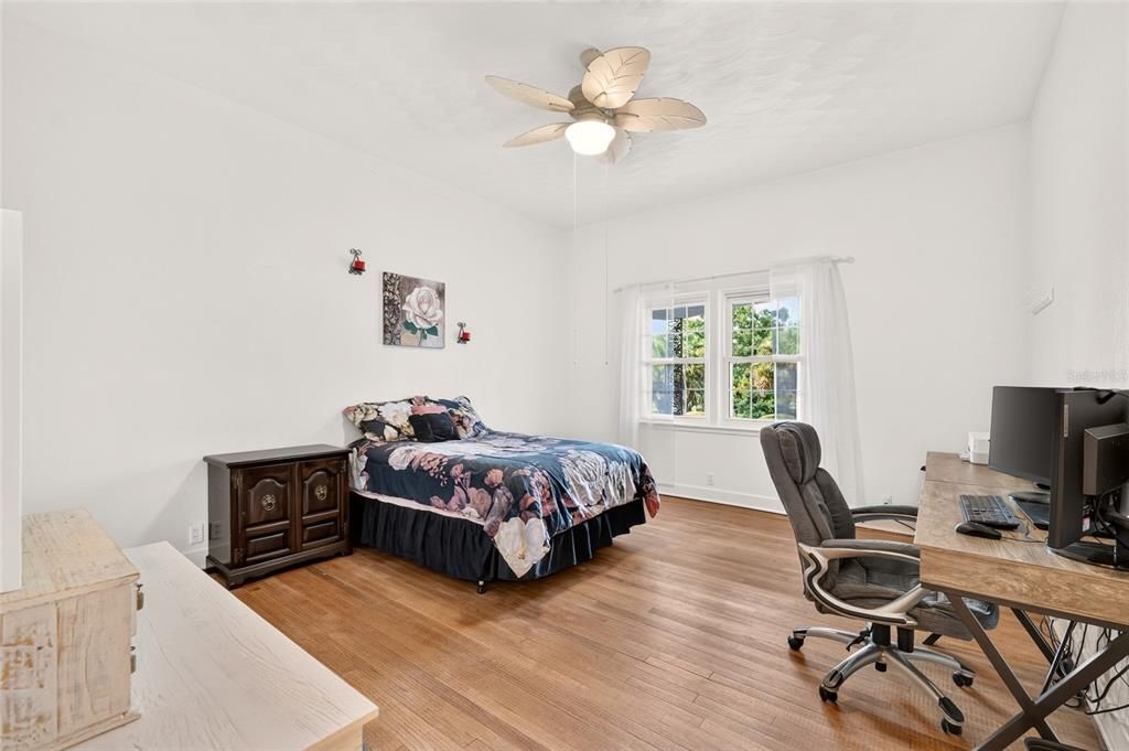 En Venta: $779,500 (5 camas, 3 baños, 3528 Pies cuadrados)