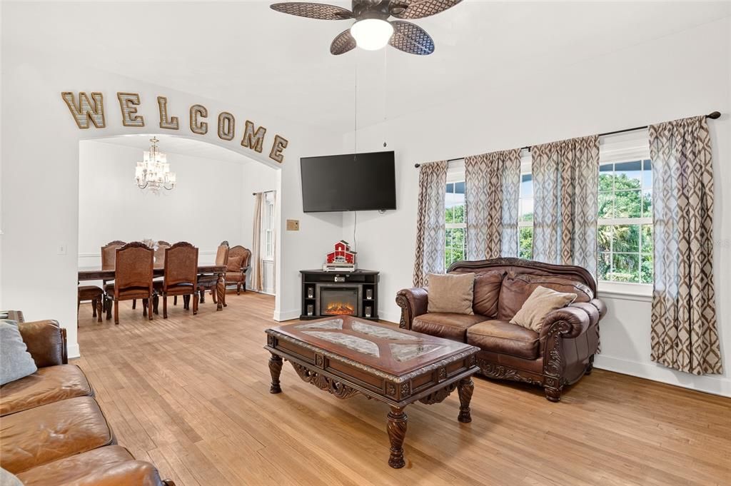 En Venta: $779,500 (5 camas, 3 baños, 3528 Pies cuadrados)