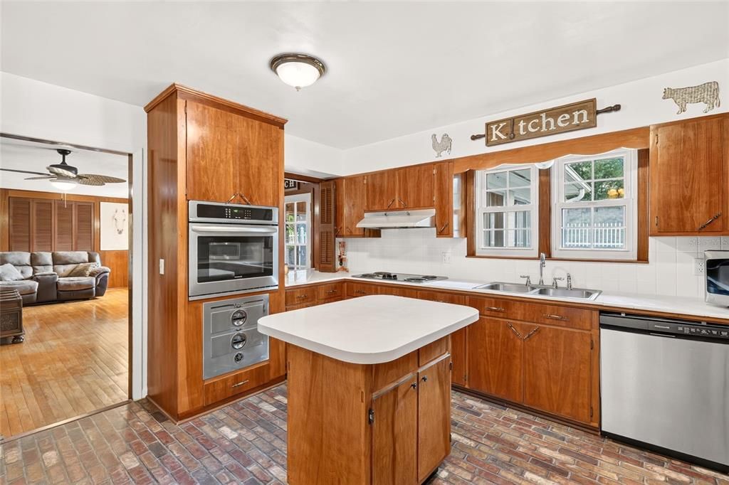 En Venta: $779,500 (5 camas, 3 baños, 3528 Pies cuadrados)