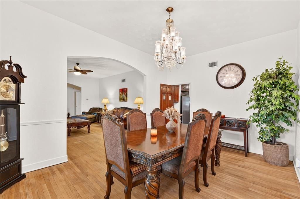En Venta: $779,500 (5 camas, 3 baños, 3528 Pies cuadrados)