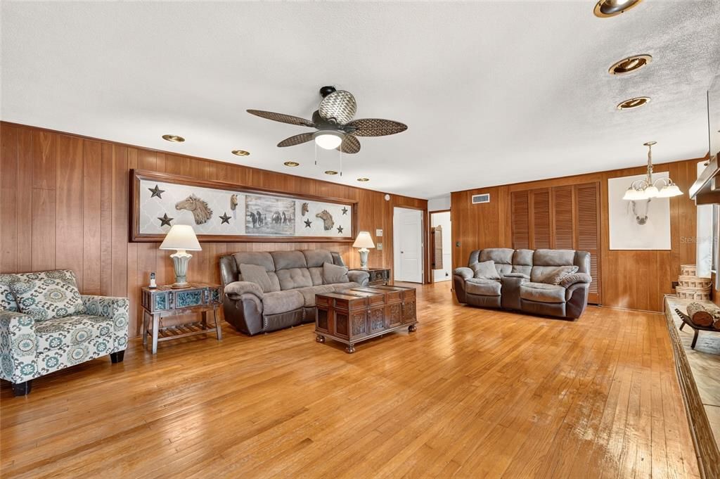 En Venta: $779,500 (5 camas, 3 baños, 3528 Pies cuadrados)