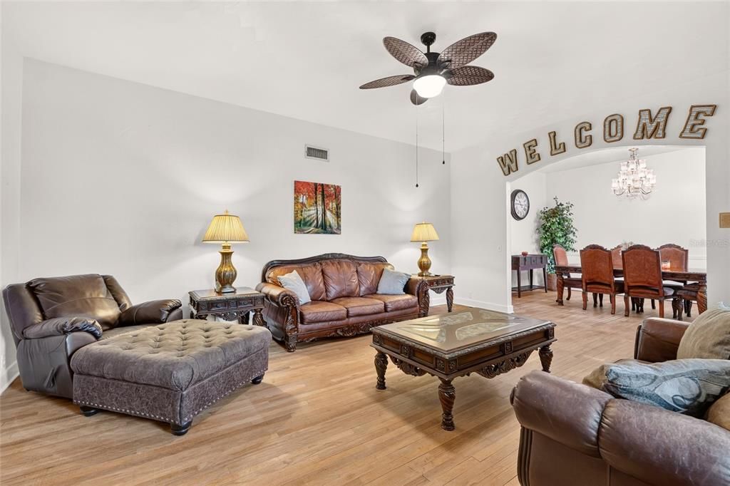 En Venta: $779,500 (5 camas, 3 baños, 3528 Pies cuadrados)
