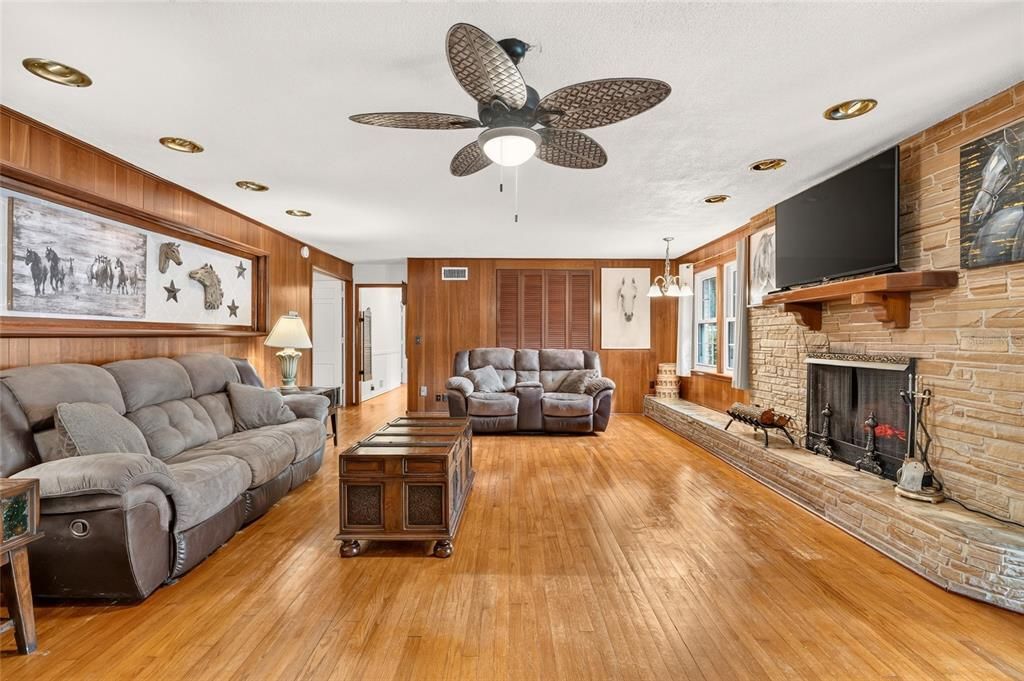 En Venta: $779,500 (5 camas, 3 baños, 3528 Pies cuadrados)