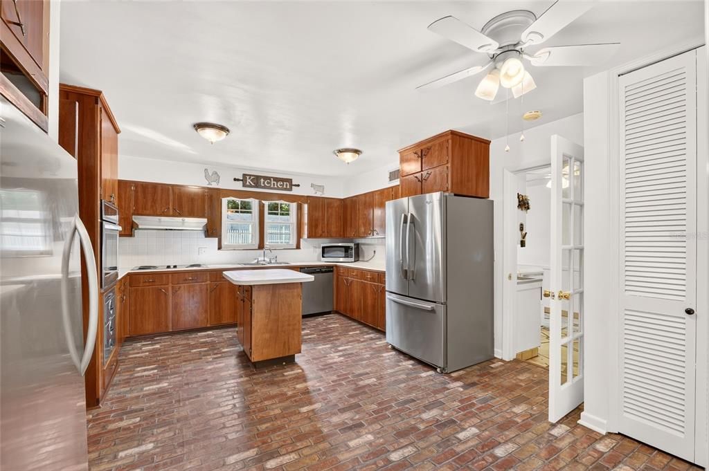En Venta: $779,500 (5 camas, 3 baños, 3528 Pies cuadrados)