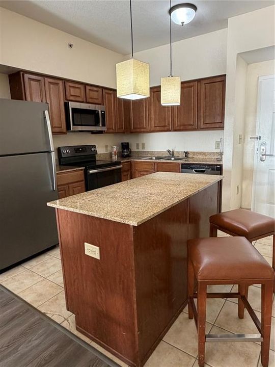 For Sale: $159,000 (2 beds, 2 baths, 957 Square Feet)