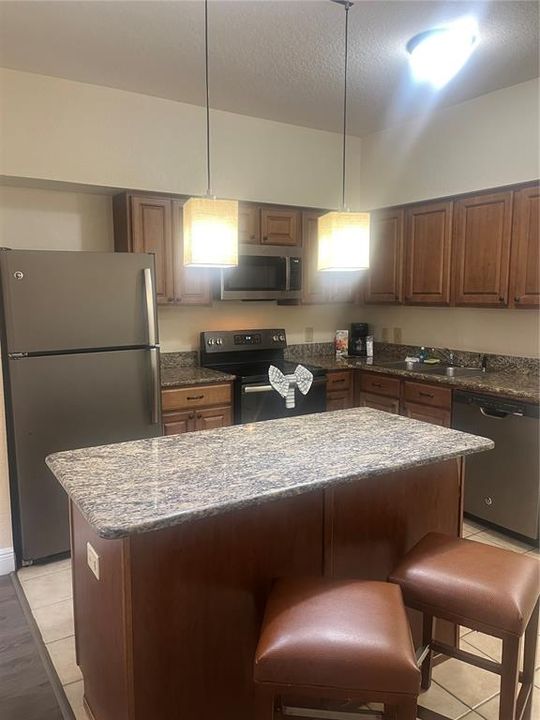 For Sale: $159,000 (2 beds, 2 baths, 957 Square Feet)