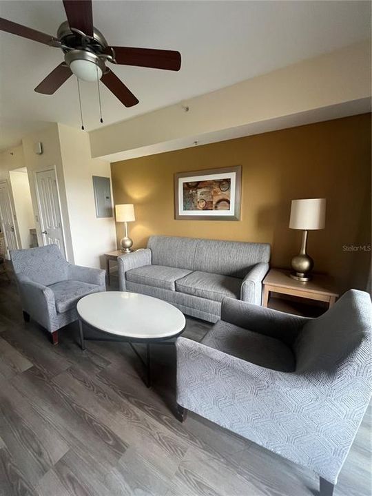For Sale: $159,000 (2 beds, 2 baths, 957 Square Feet)