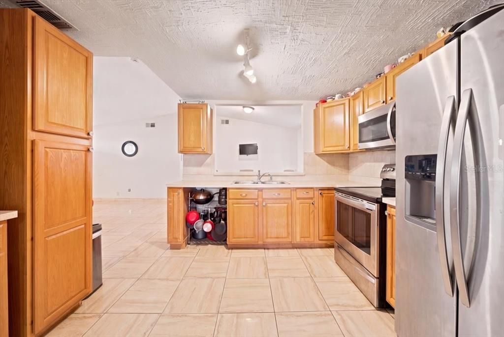 For Sale: $399,999 (3 beds, 2 baths, 1322 Square Feet)