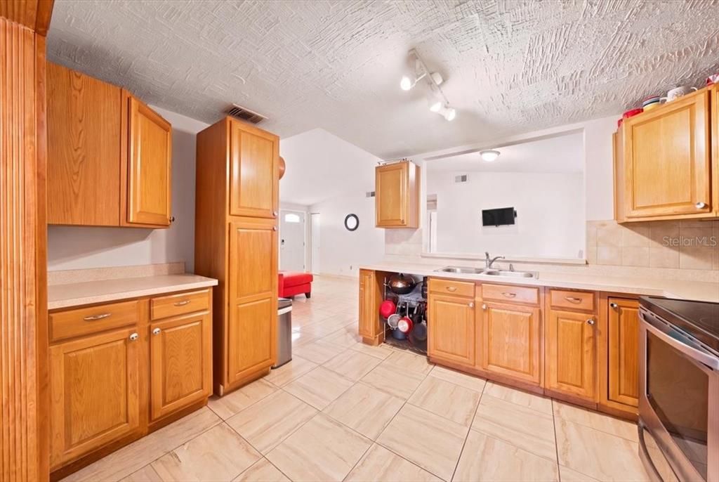 For Sale: $399,999 (3 beds, 2 baths, 1322 Square Feet)