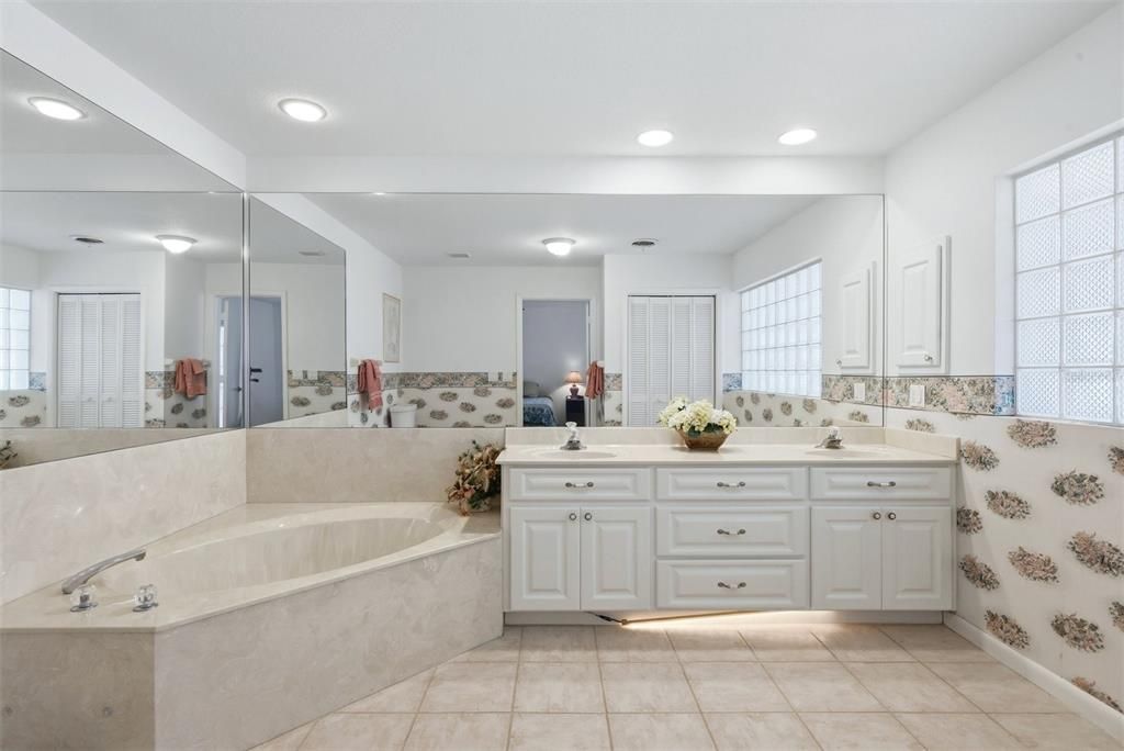 For Sale: $1,000,000 (2 beds, 2 baths, 3276 Square Feet)