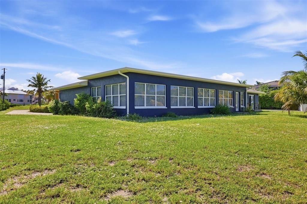For Sale: $1,000,000 (2 beds, 2 baths, 3276 Square Feet)