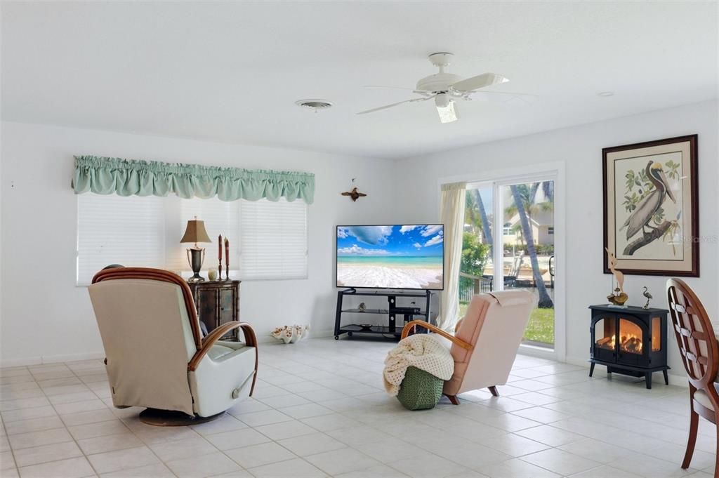 For Sale: $1,000,000 (2 beds, 2 baths, 3276 Square Feet)