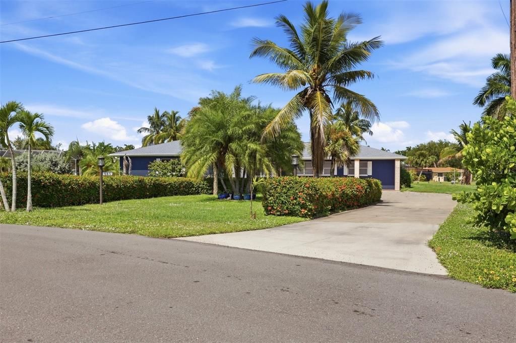 For Sale: $1,000,000 (2 beds, 2 baths, 3276 Square Feet)