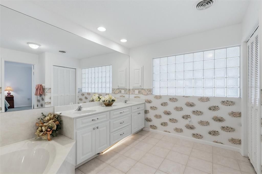 For Sale: $1,000,000 (2 beds, 2 baths, 3276 Square Feet)