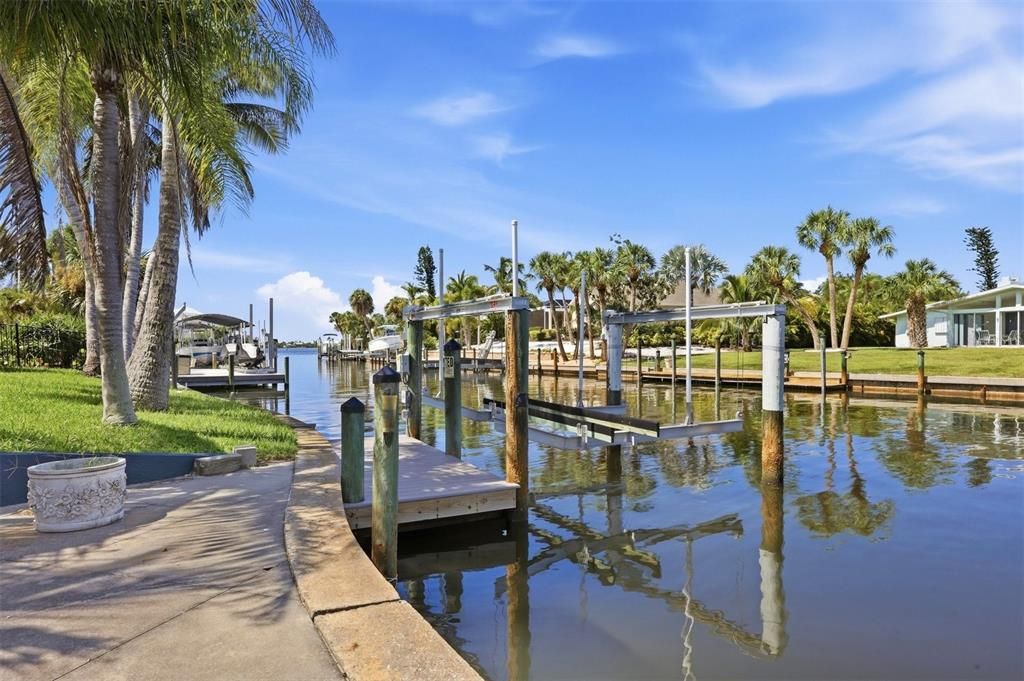 For Sale: $1,000,000 (2 beds, 2 baths, 3276 Square Feet)