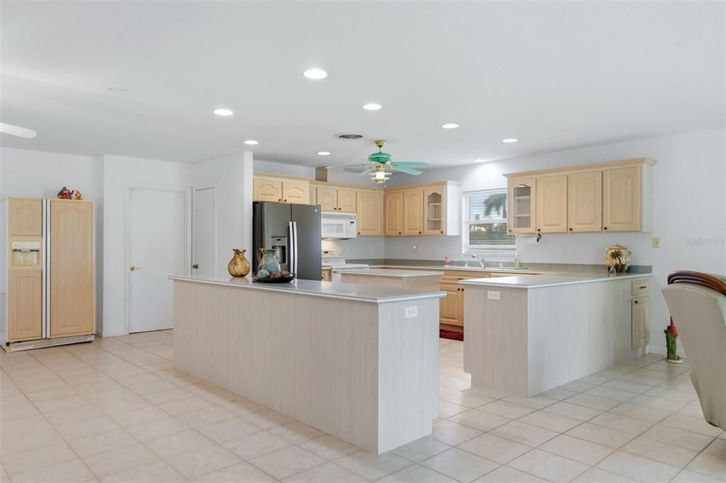 For Sale: $1,000,000 (2 beds, 2 baths, 3276 Square Feet)