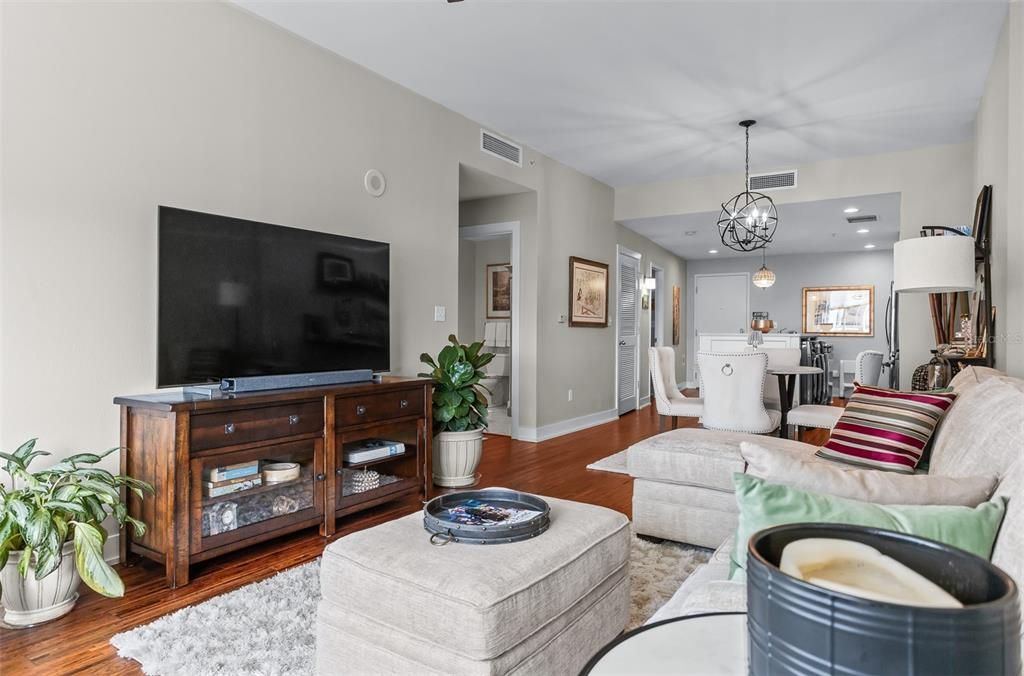 For Sale: $369,990 (2 beds, 1 baths, 1050 Square Feet)