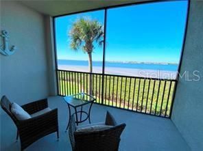 For Rent: $2,400 (2 beds, 2 baths, 1121 Square Feet)