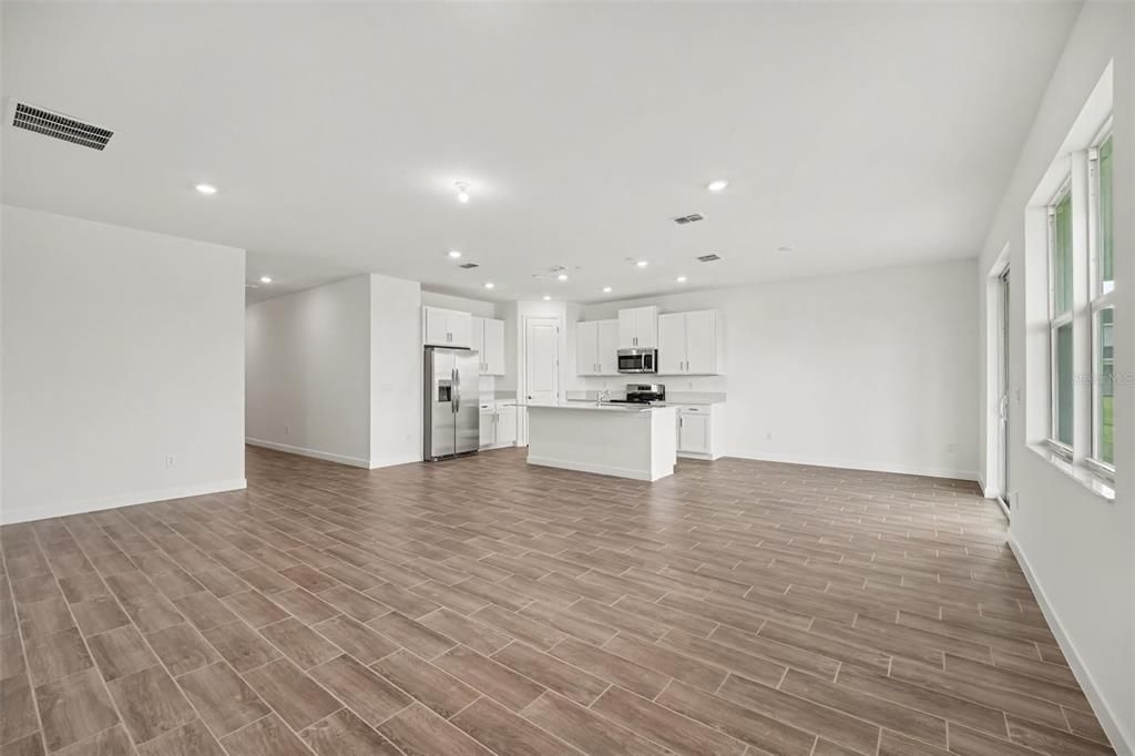 For Rent: $2,600 (4 beds, 2 baths, 1937 Square Feet)