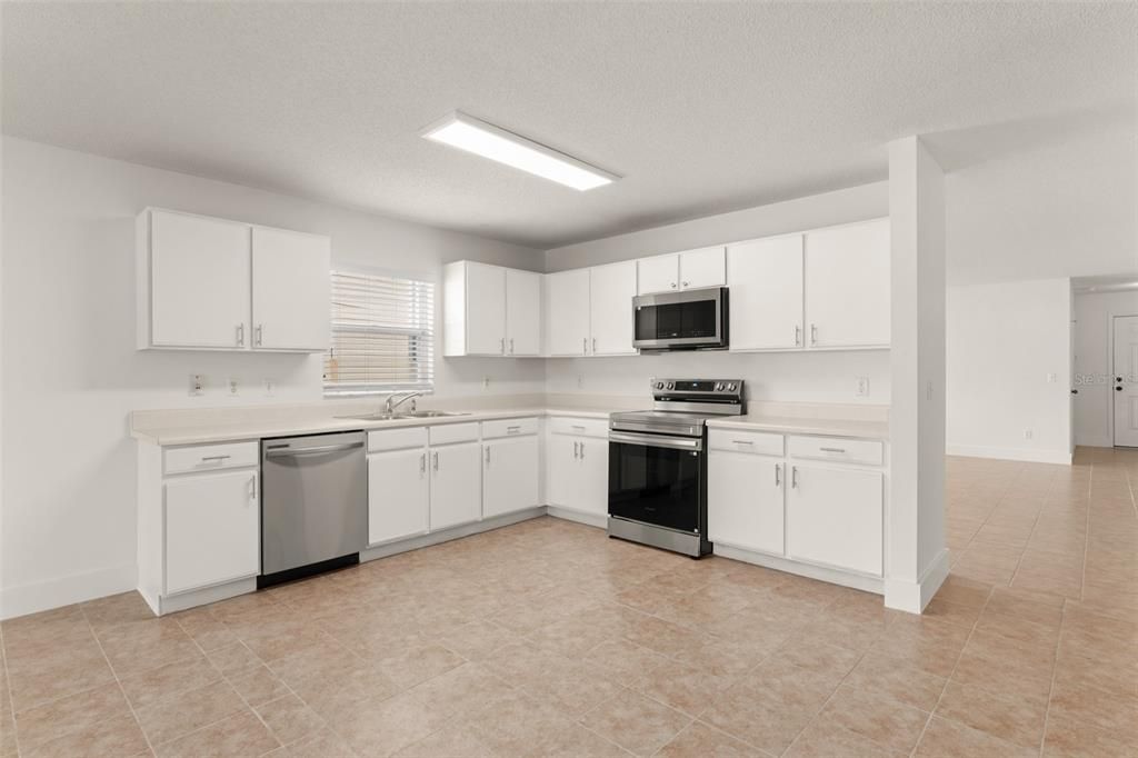 For Rent: $2,800 (4 beds, 2 baths, 1913 Square Feet)