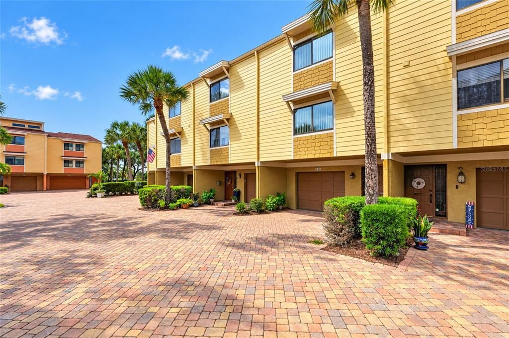 For Sale: $359,000 (2 beds, 2 baths, 1750 Square Feet)